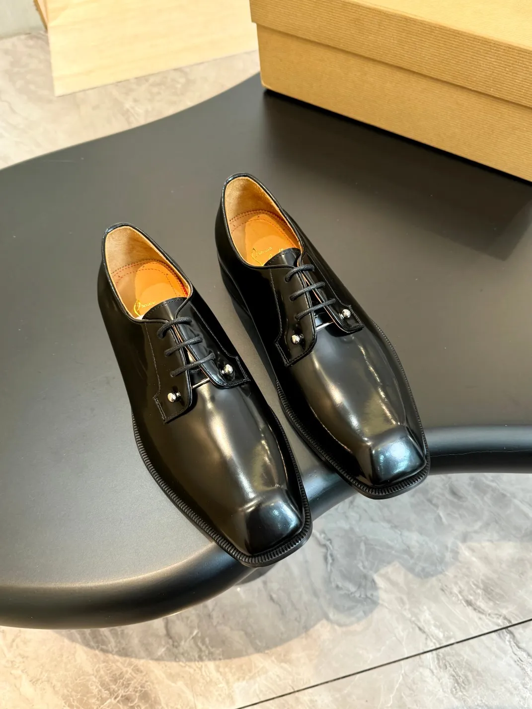 [CL red sole shoes] Top P: 1020💰 Size 39-44 (⚠️38.45.46.47 custom-made, non-returnable and non-exchangeable) 🆑High-end men's business formal leather shoes, original authentic top quality goods ••✅💯 Top original order purchasing agent! Original imported patterned cowhide ➕Imported cowhide lining ➕Cowhide feet ➕Original leather outsole~🉑️Feel free to compare the authentic ones!